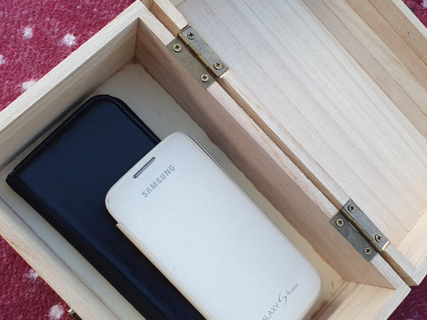 Family Mealtime Mobile Phone Box