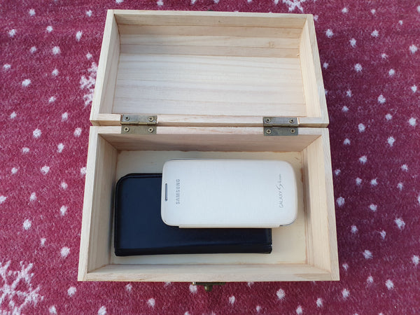 Family Mealtime Mobile Phone Box